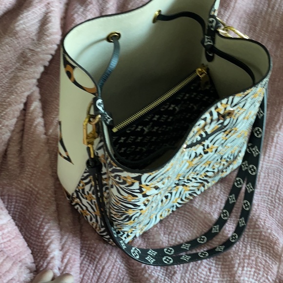Louis Vuitton Limited addition jungle bucket bag - Picture 2 of 5